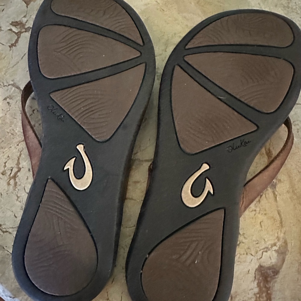 OLUKAI Ho'opio Leather Flip-Flop Slides, size 7 - Picture 3 of 3